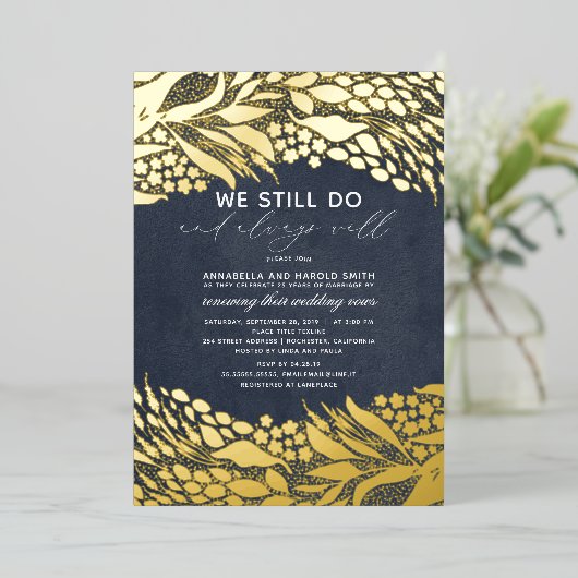 金ゴールドとネイビーブルー我々はまだ結婚記念日を行う 箔招待状 (立ち正面)