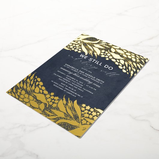 金ゴールドとネイビーブルー我々はまだ結婚記念日を行う 箔招待状 (回転した状態)