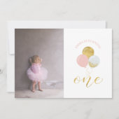 金ゴールドとピンクのバルーン |女の子の最初の誕生日パーティー 招待状 (正面)