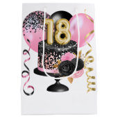 金ゴールドとブラックケーキ18誕生日名 ミディアムペーパーバッグ (裏面)