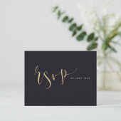金ゴールドとブラックモダンシンプルのScript Wedding RSVP インビテーションポストカード (スタンド正面)