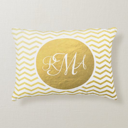 金ゴールドとホワイトシェブロンモノグラムのパーソナライズされた アクセントクッション (正面)
