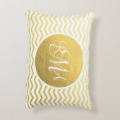 金ゴールドとホワイトシェブロンモノグラムのパーソナライズされた アクセントクッション (裏面(縦))