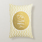 金ゴールドとホワイトシェブロンモノグラムのパーソナライズされた アクセントクッション (正面(垂直))
