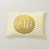 金ゴールドとホワイトシェブロンモノグラムのパーソナライズされた アクセントクッション (裏面)