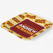 金ゴールドとマルーンパーソナライズされた卒業 ペーパープレート (傾斜あり)