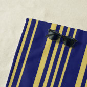 金ゴールドと海軍ストライプパターン（の模様が）ある ビーチタオル (インサイチュ)