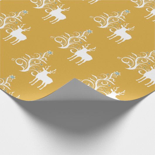 金ゴールドと白で様式化された木を持つ白い鹿 ラッピングペーパー (角)