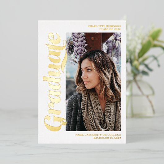 金ゴールドと白の卒業生の台本3枚の写真卒業 箔招待状 (立ち正面)