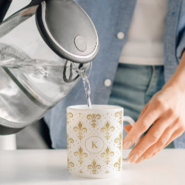 金ゴールドと白フルーアデリスのシームレスなパターン コーヒーマグカップ