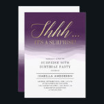 金ゴールドと紫王室の水色サプライズ誕生日 招待状<br><div class="desc">金ゴールドと紫王室の水色サプライズ誕生日招待状Eugeneデザイン。これらの潮汐エレガント招待状を送信し、メッセージと驚きのパーティーをスタイリッシュ開始モダンする。正面には手書きエレガントスタイル書の文字が「し…それは驚きだ」金ゴールドフォイルフェイクで。逆に、水色の紫お洒落色の色合いの繊細な曲線がある。ブラックエレガントタイポグラフィで驚きのパーティーの詳細を最大限の明確性で伝える。</div>