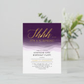 金ゴールドと紫王室の水色サプライズ誕生日 箔招待状ポストカード (立ち正面)