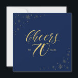 金ゴールドと青 モダン| 70th Birthday Party Square 招待状<br><div class="desc">70歳祝の誕生日パーティーの招待スタイリッシュで特別な日を過ごそう。このデザインは、シックな金ゴールドタイポグラフィ「70年への応援」とネイビーブルーの背景に金ゴールドスパークルグラフィックスを搭載。あなたはもしブルーと金ゴールドのテーマのバースデーパーティーのためのシンプルシックな広場の招待を探して、この招待は完璧な選択になるだろう。マッチング招待状とパーティー用品は私のショップBaraBomDesignで利用可能。</div>