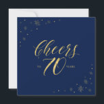 金ゴールドと青 モダン| 70th Birthday Party Square 招待状<br><div class="desc">70歳祝の誕生日パーティーの招待スタイリッシュで特別な日を過ごそう。このデザインは、シックな金ゴールドタイポグラフィ「70年への応援」とネイビーブルーの背景に金ゴールドスパークルグラフィックスを搭載。あなたはもしブルーと金ゴールドのテーマのバースデーパーティーのためのシンプルシックな広場の招待を探して、この招待は完璧な選択になるだろう。マッチング招待状とパーティー用品は私のショップBaraBomDesignで利用可能。</div>