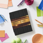 金ゴールドと黒色の金属幾何学的デザイン iPadスマートカバー<br><div class="desc">黒色の金属の幾何学的な背景ストライプを持つ光沢のある金属金ゴールドのイメージ。オプションのモノグラム</div>