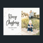金ゴールドと黒雪文字の写真 シーズンポストカード<br><div class="desc">このスタイリッシュフェスティバルとおもしろい休日の写真はがきで今年のホリデーシーズンに声明を作る。フロントはモダンフォントが散らばった雪の点で完全にカスタマイズお洒落可能である。差出人住所、受信者のアドレス、および独自のメッセージで背面に入力するカスタムか、またはプレースホルダ文字を削除し保て、そのメッセージを削除し空白のてください。私の店に行ってこれ以上のスタイリッシュホリデーカードを見て。</div>