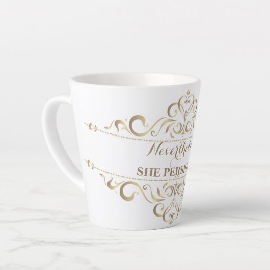 金ゴールドにもかかわらず、彼女は小さなラテマグを続けた カフェラテマグ (左アングル)