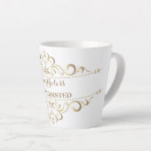 金ゴールドにもかかわらず、彼女は小さなラテマグを続けた カフェラテマグ (右アングル)