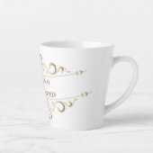 金ゴールドにもかかわらず、彼女は小さなラテマグを続けた カフェラテマグ (右)