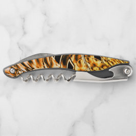 金ゴールドにサンゴの明るい色合いで曲がっている ソムリエナイフ