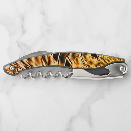 金ゴールドにサンゴの明るい色合いで曲がっている ソムリエナイフ (裏面)