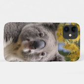 「金ゴールドに休む – ガラガラの木にコアラ」 Case-Mate iPhoneケース (裏面(横))
