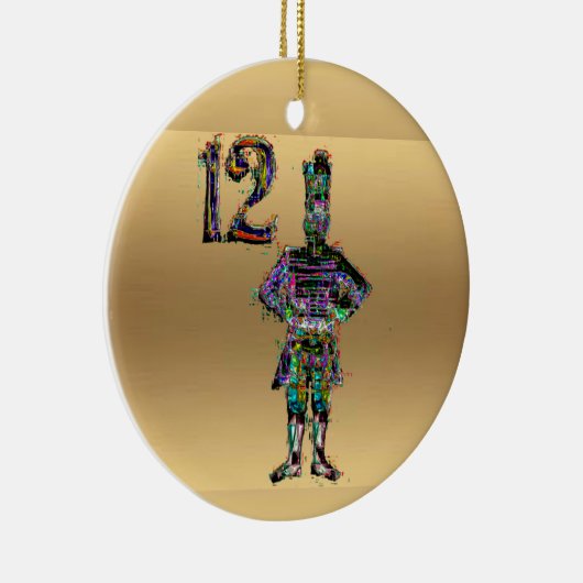 金ゴールドのクリスマスの装飾をドラムをたたいている12人のドラマー セラミックオーナメント (右)