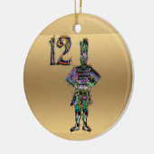金ゴールドのクリスマスの装飾をドラムをたたいている12人のドラマー セラミックオーナメント (左)
