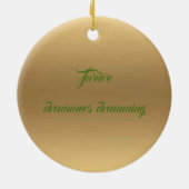 金ゴールドのクリスマスの装飾をドラムをたたいている12人のドラマー セラミックオーナメント (裏面)