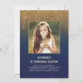 金ゴールドのグリッター魅力的な海軍ヴィンテージの写真の誕生日 招待状 (正面)