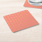 金ゴールドのシェブロンの珊瑚のピンクの背景のモダンな上品 スクエアペーパーコースター (アングル)
