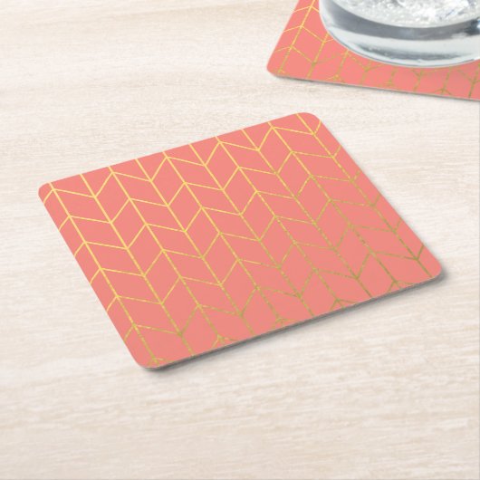 金ゴールドのシェブロンの珊瑚のピンクの背景のモダンな上品 スクエアペーパーコースター (アングル)