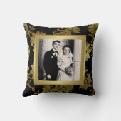 、金ゴールドのダマスク織第50記念日の写真の枕黒くして下さい クッション (裏面)