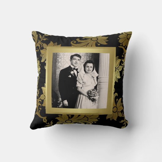 、金ゴールドのダマスク織第50記念日の写真の枕黒くして下さい クッション (裏面)