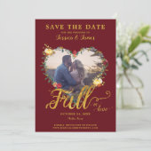 金ゴールドのバーガンディの花柄の日付保存は恋に落ちます 招待状 (スタンド正面)