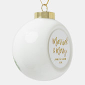 金ゴールドのブラシの原稿の結婚したで及びメリーな結婚式 セラミックボールオーナメント (左)