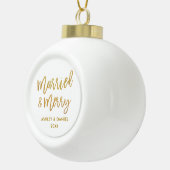 金ゴールドのブラシの原稿の結婚したで及びメリーな結婚式 セラミックボールオーナメント (右)