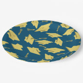 金ゴールドの卒業キャップが空中に青いおもしろいパーティー ペーパープレート (アングル)