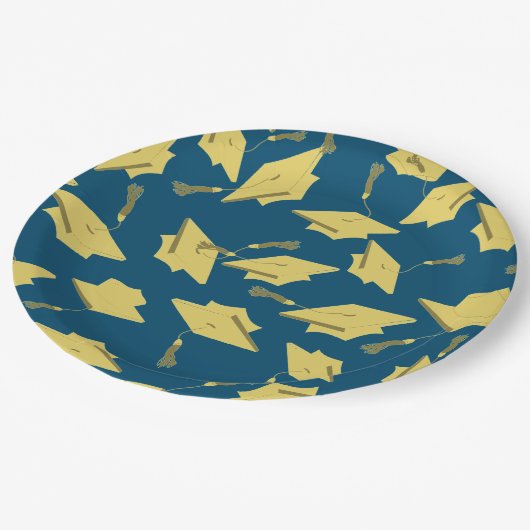 金ゴールドの卒業キャップが空中に青いおもしろいパーティー ペーパープレート (アングル)