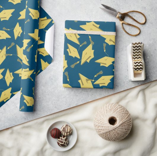 金ゴールドの卒業キャップが空中に青いおもしろいパーティー ラッピングペーパー (クラフト)