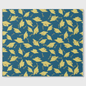 金ゴールドの卒業キャップが空中に青いおもしろいパーティー ラッピングペーパー (フラット)