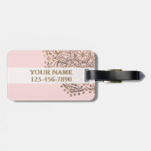 金ゴールドの曼荼羅のモノグラム|のシックな赤面のピンクBoho ラゲッジタグ (裏面横)