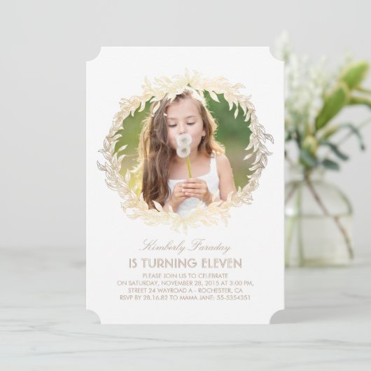 金ゴールドの月桂樹のリースの白くエレガントな写真の誕生日 招待状 (スタンド正面)