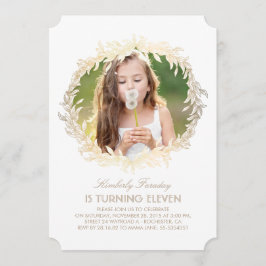 金ゴールドの月桂樹のリースの白くエレガントな写真の誕生日 招待状