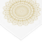 金ゴールドの白い華美マンダパターン ショートテーブルランナー (コーナー)