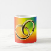 金ゴールドの結婚指輪との虹のプライド コーヒーマグカップ (中央)