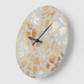 金ゴールドの花、青い背景、箔の模倣。 ラージ壁時計 (傾斜)