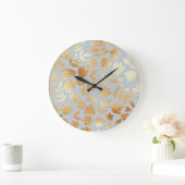 金ゴールドの花、青い背景、箔の模倣。 ラージ壁時計 (ホーム)