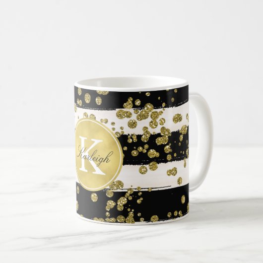 金ゴールドの輝きの紙吹雪は黒のストライプのモノグラムに点を打ちます コーヒーマグカップ (正面右)