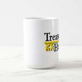 金ゴールドの鍵を持つ宝物ハンター コーヒーマグカップ (中央)